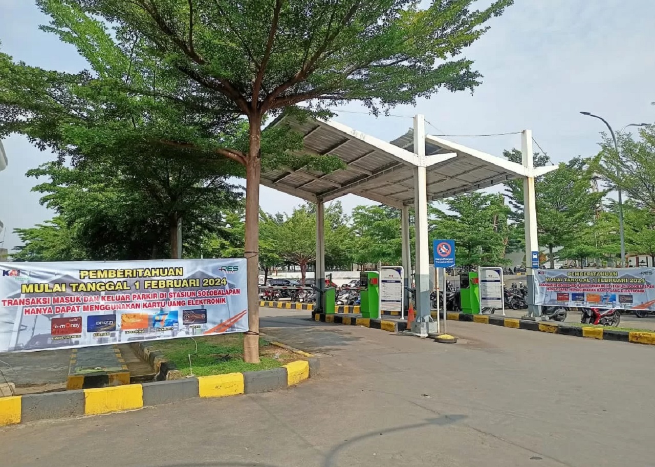 Pembayaran parkir di Stasiun Balapan Solo per 1 Februari 2024 menggunakan Kartu Uang Elektronik alias cashless. Foto: Maulida Afifa/Radar Solo
