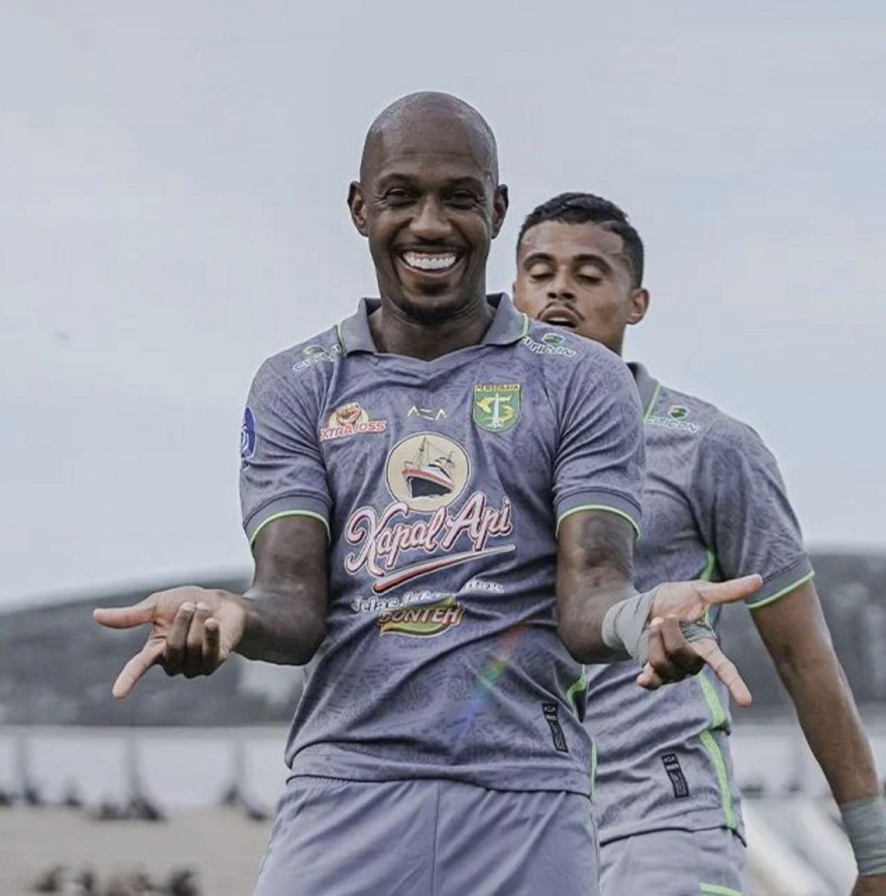 Selebrasi Paulo Henrique usai membobol gawang Persita dalam pekan ke-25 Liga 1 musim 2023/2024 di Indomilk Arena, Tangerang.