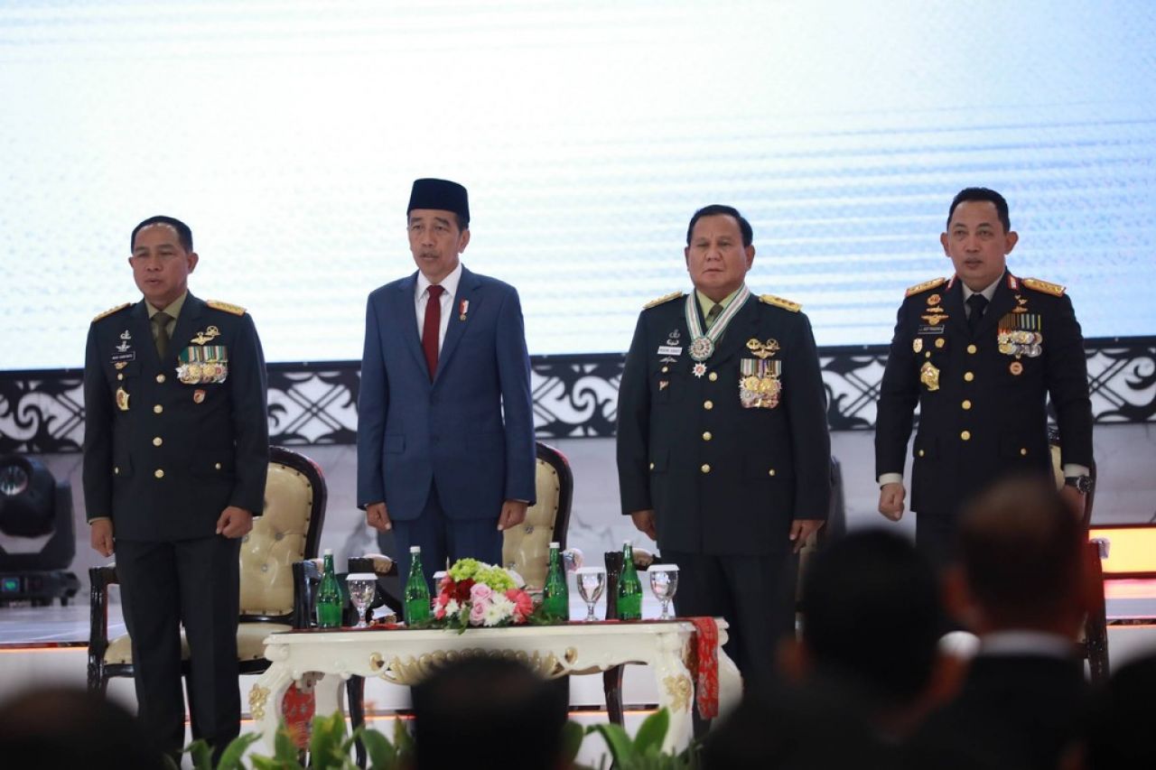 Presiden Jokowi menyematkan gelar Jenderal Kehormatan Bintang 4 kepada Menhan Prabowo Subianto dalam Rapim TNI-Polri yang digelar di Mabes TNI Cilangkap, Jakarta Timur, Rabu (28/2). (foto: antara)