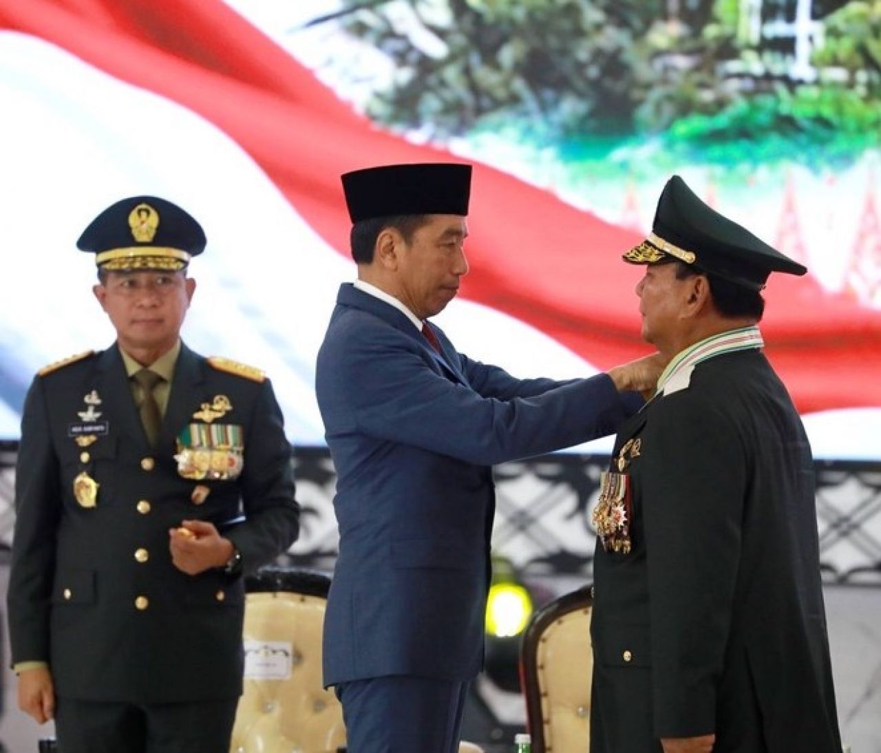 Presiden Jokowi menyematkan gelar Jenderal Kehormatan Bintang 4 kepada Menhan Prabowo Subianto dalam Rapim TNI-Polri yang digelar di Mabes TNI Cilangkap, Jakarta Timur, Rabu (28/2). (foto: antara)