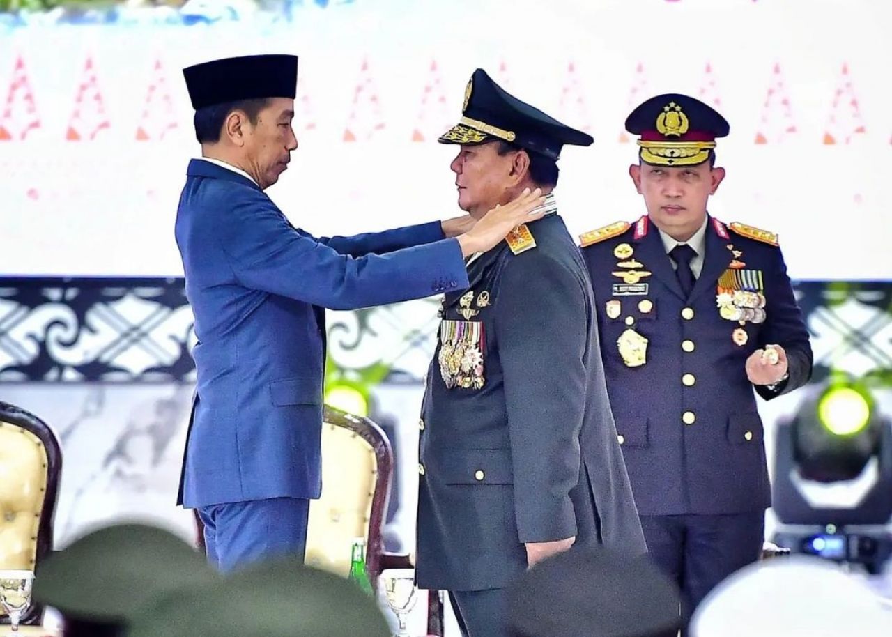 Prabowo Subianto menerima Pangkat Jenderal dari Presiden Joko Widodo.
