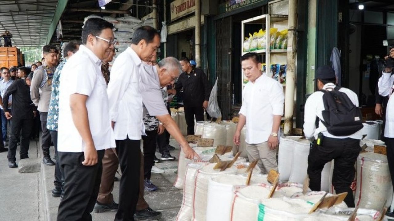 Jokowi turun ke Pasar Induk Cipinang di tengah heboh beras di toko ritel, seperti Alfamart hingga Indomaret, langka, Kamis (15/2/2024).