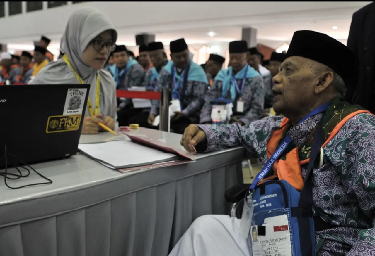 Salah seorang calon jemaah haji lansia menjalani tes kesehatan di Asrama Haji Pondok Gede, Jakarta. Iqbal Nugroho/ Merdeka.com
