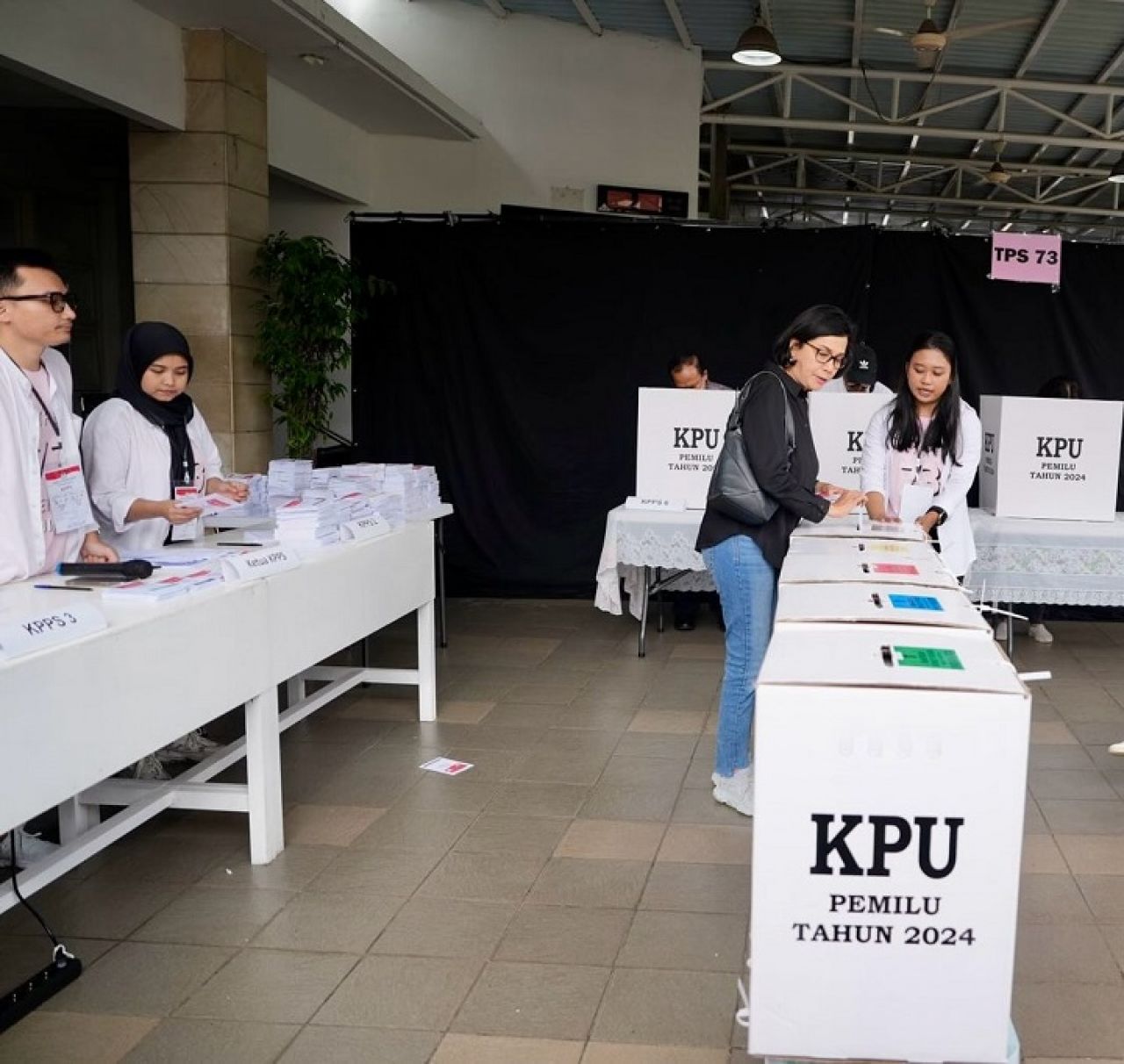 Potret Sri Mulyani usai mencoblos di TPS nampak memakai baju hitam.