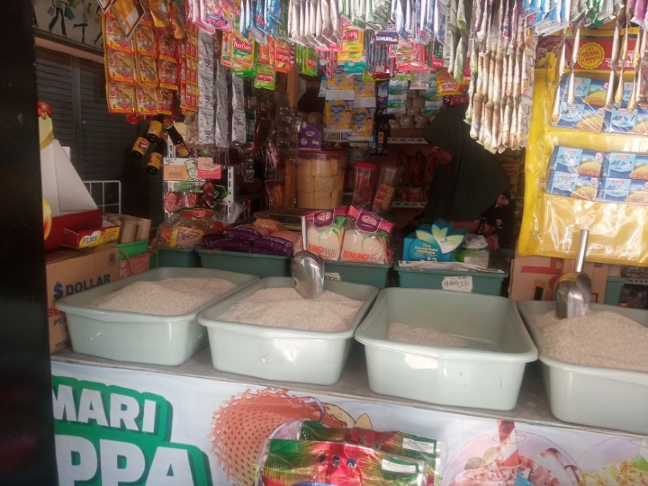 Harga beras bulog dan premium di Pasar Pucang Anom Surabaya, Senin (12/2/2024) kemarin, cenderung meroket tajam setelah kelangkaan di pasaran.