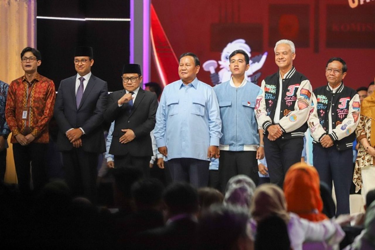 Tiga pasangan calon capres dan cawapres dalam Pemilu 2024, berjabat tangan usai melaksanakan debat capres pamungkas yang digelar oleh KPU RI dalam kontestasi Pilpres, Minggu (4/2/2024).