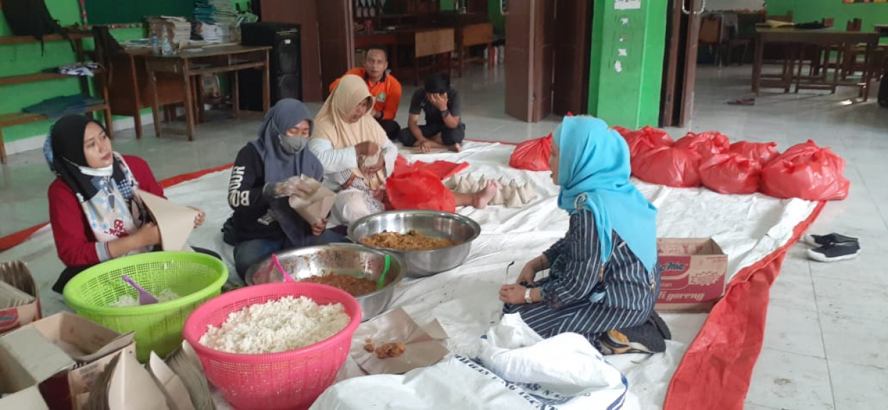 Tim Tagana Dinas Sosial mendirikan dapur umum (DU) memproduksi 1.500 bungkus. SP/AINI