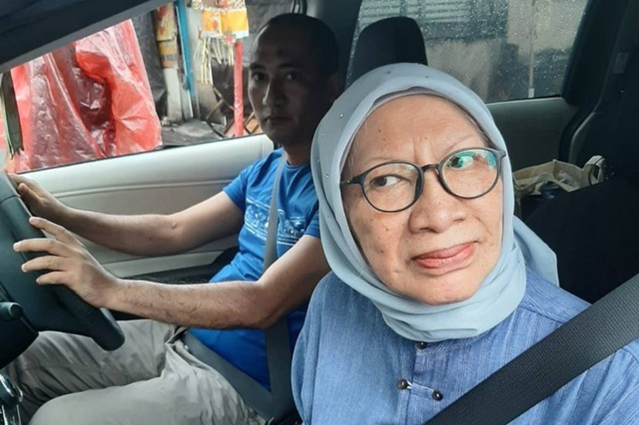 Ratna Sarumpaet saat terciduk oleh para pecalang lantaran keluar rumah saat peryaan Hari Raya Nyepi di Bali, Senin (11/03/2024). SP/ X Twitter  @kegblgnunfaedh