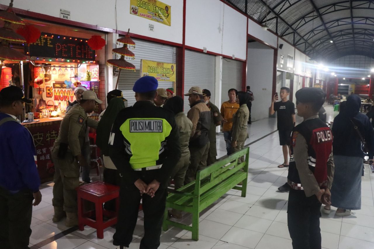 Petugas gabungan saat merazia salah satu cafe di Kota Blitar. SP/Lestariono