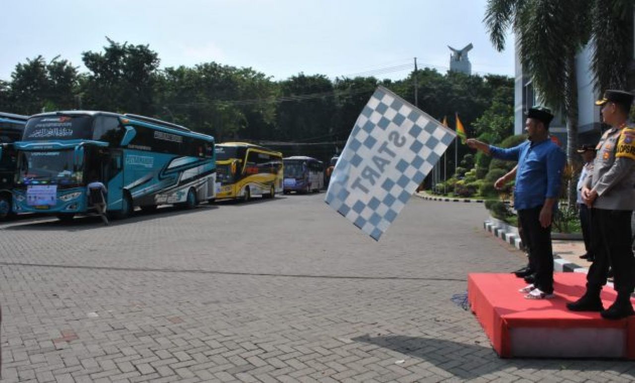 Bupati Gus Yani saat melepas kegiatan Mudik Gratis tahun lalu dari Halaman Kantor Bupati Gresik. SP/Grs