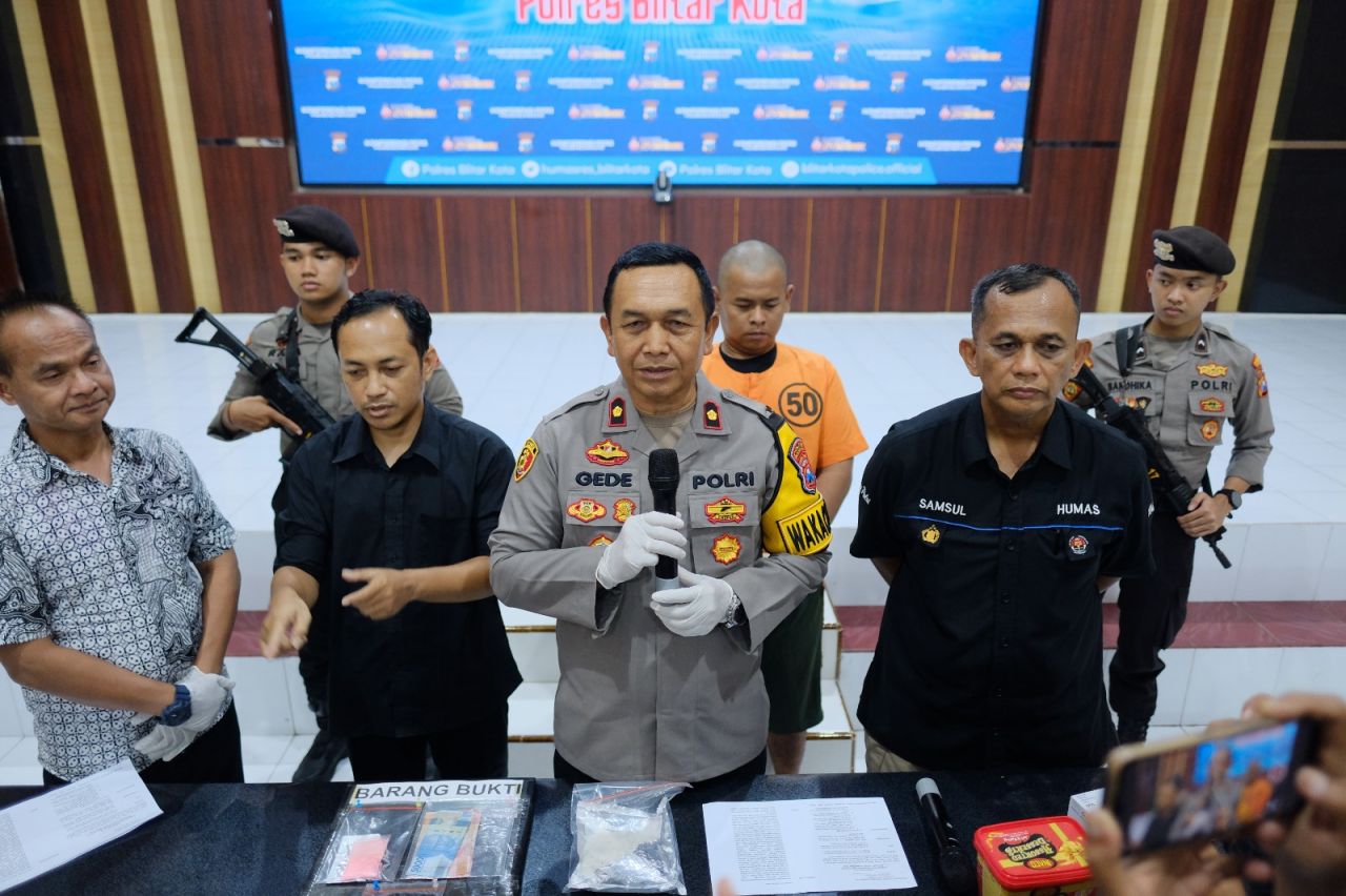 Waka Polres Blitar Kota Kompol I Gede Suartika saat sampaikan Releasenya pada wartawan. SP/Lestariono