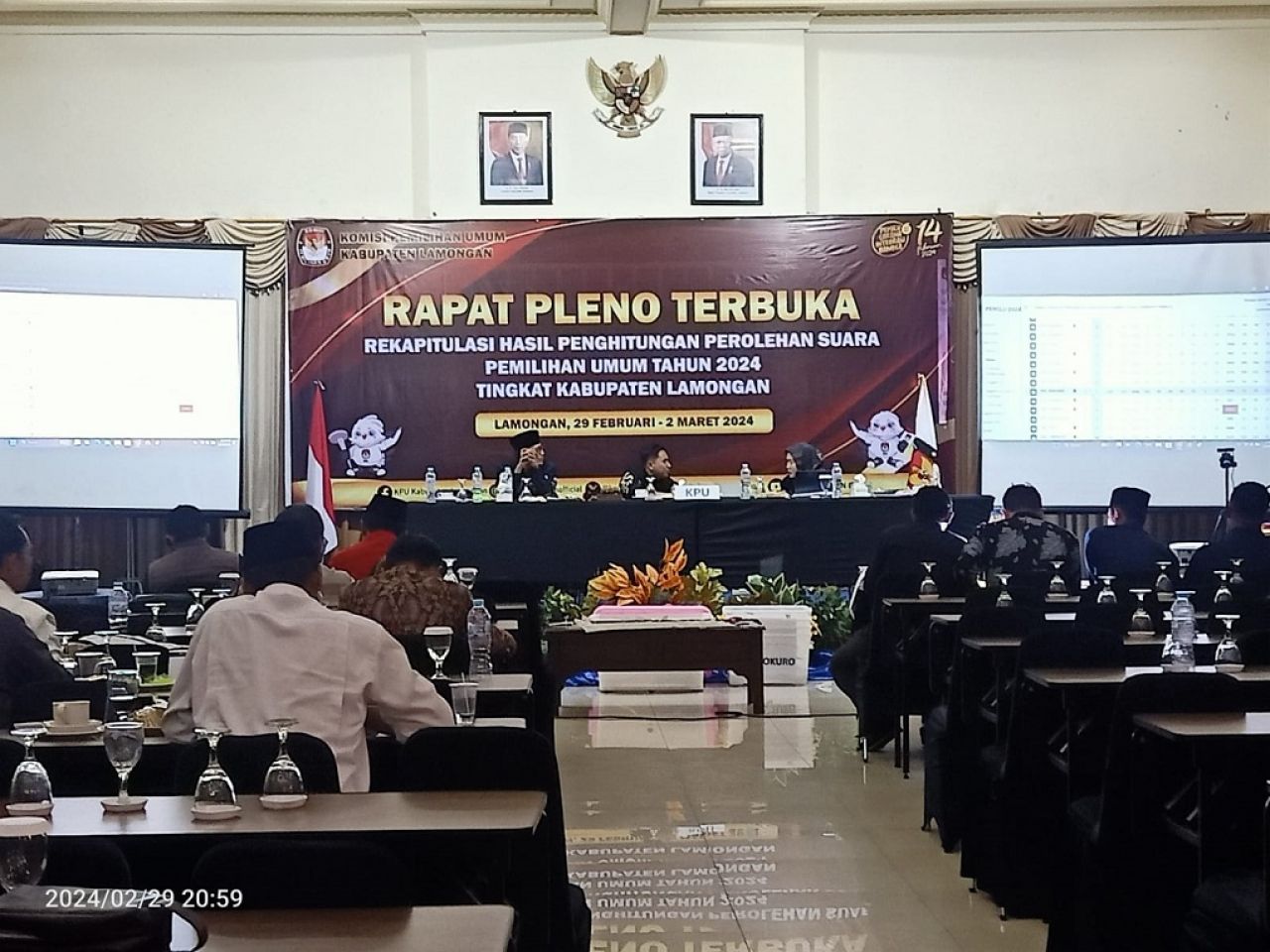 Suasana rapat pleno rekapitulasi penghitungan perolehan suara pemilu tingkat Kabupaten. SP/MUHAJIRIN