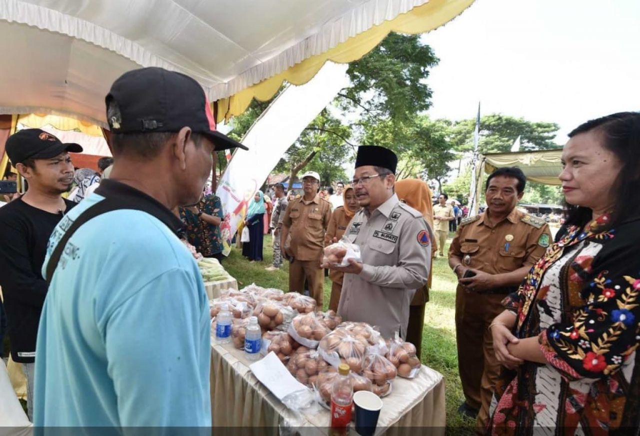 Pj Bupati Pasuruan Adriyanto saat menghadiri bazar pangan murah di kecamatan Grati. SP/Hikmah