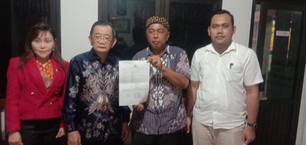 Manajer PT Siaga Transport, Hadi Sugiarto menunjukkan surat laporan ke Polresta Sidoarjo ditemani tim kuasa hukumnya Bambang Soetjipto SH, MHum, Jumat (8/3/2024). SP/Hikmah