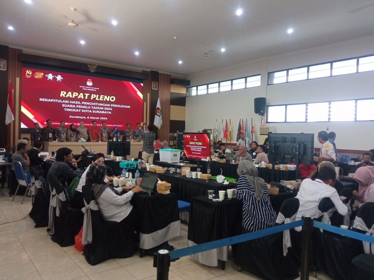 Rapat pleno terbuka rekapitulasi penghitungan suara Pemilu 2024 di Surabaya. SP/Aini
