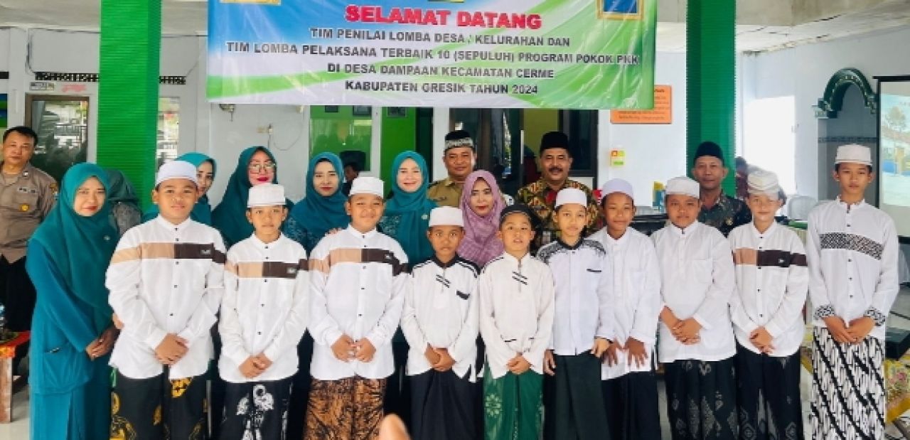 Ketua TP PKK Kabupaten Gresik Nurul Haromaini Ali Fandi Akhmad Yani didampingi Kadis PMD Abu Hassan, Camat Cerme Umar Hasyim dan Kades Dampaan Suharsono saat berfoto bersama anak-anak usai mengikuti kegiatan di Balai Desa Dampaan. SP/Grs