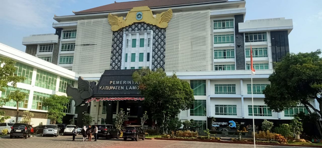 Kantor megah ini sebagai saksi, atas kondisi pemerintah Lamongan dalam pengelolaan keuangan yang terkesan amburadul. SP/MUHAJIRIN 