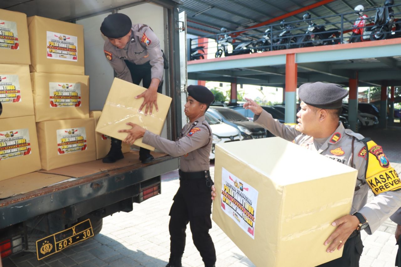 Paket bantuan selimut dari Polres Gresik bagi korban banjir di Jawa Tengah diangkut menggunakan truk. SP/Grs