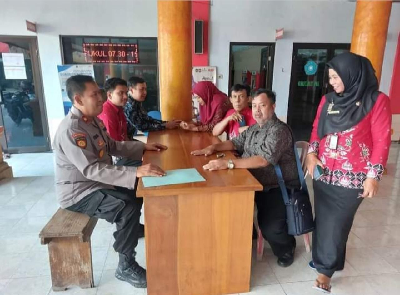 Kapolsek Sukorejo Kompol Imam Subechi SH saat komunikasi program Jumat Kamtibmas. SP/Lestariono