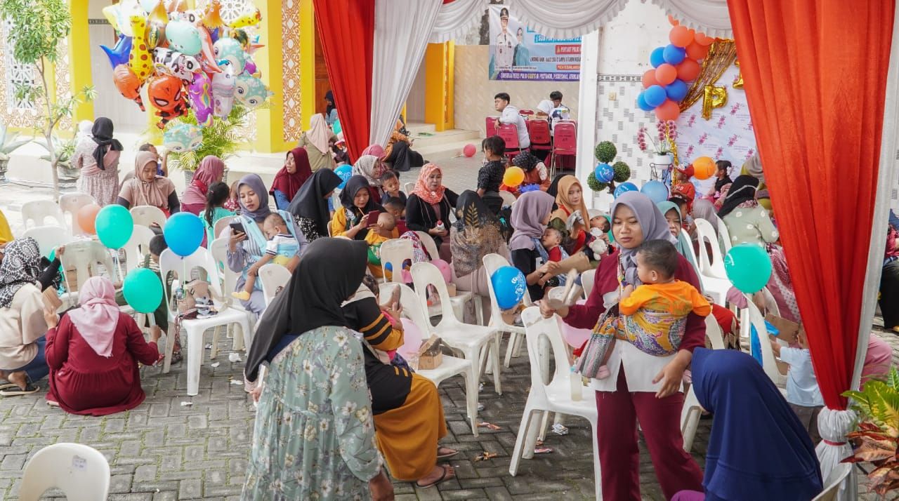 Ibu-ibu saat menunggu antrian anaknya untuk dapat diberikan vaksin polio. SP/IST