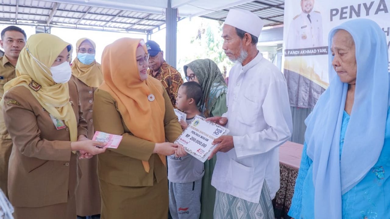 Wabup Gresik Aminatun Habibah saat membagikan langsung bantuan sosial di wilayah Kecamatan Manyar. SP/Grs