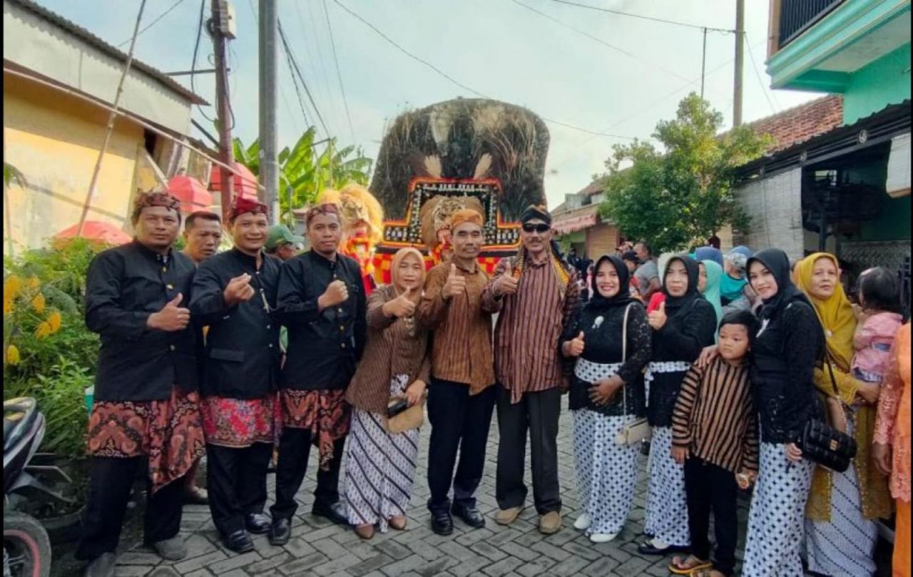 Kades Waruberon, Syaiful, saat foto bersama jajaran perangkat desa pada acara sedekah bumi. SP/JUM
