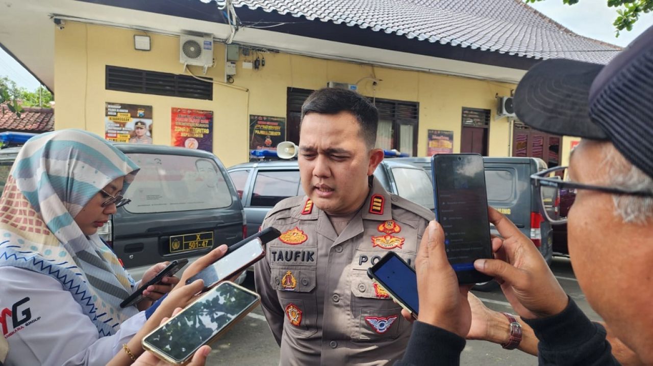 Kasat Lantas Polres Blitar Kota AKP Taufik Nabila SH S.IK S.TR beri ket.pada wartawan. SP/Lestariono