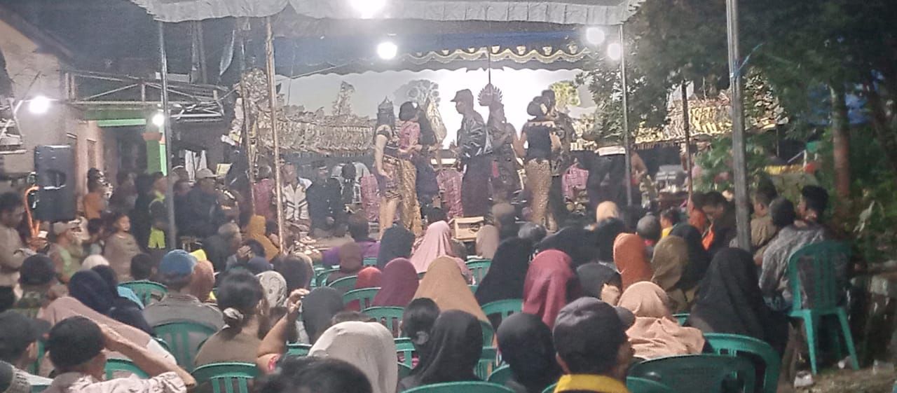 Pagelaran wayang kulit, di halaman pendopo kantor Desa Popoh Kecamatan Wonoayu.