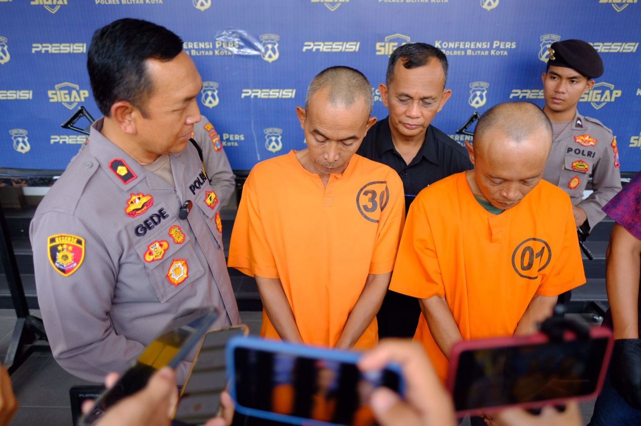 Petugas bertanya kepada salah satu tersangka saat rilis. SP/Lestariono