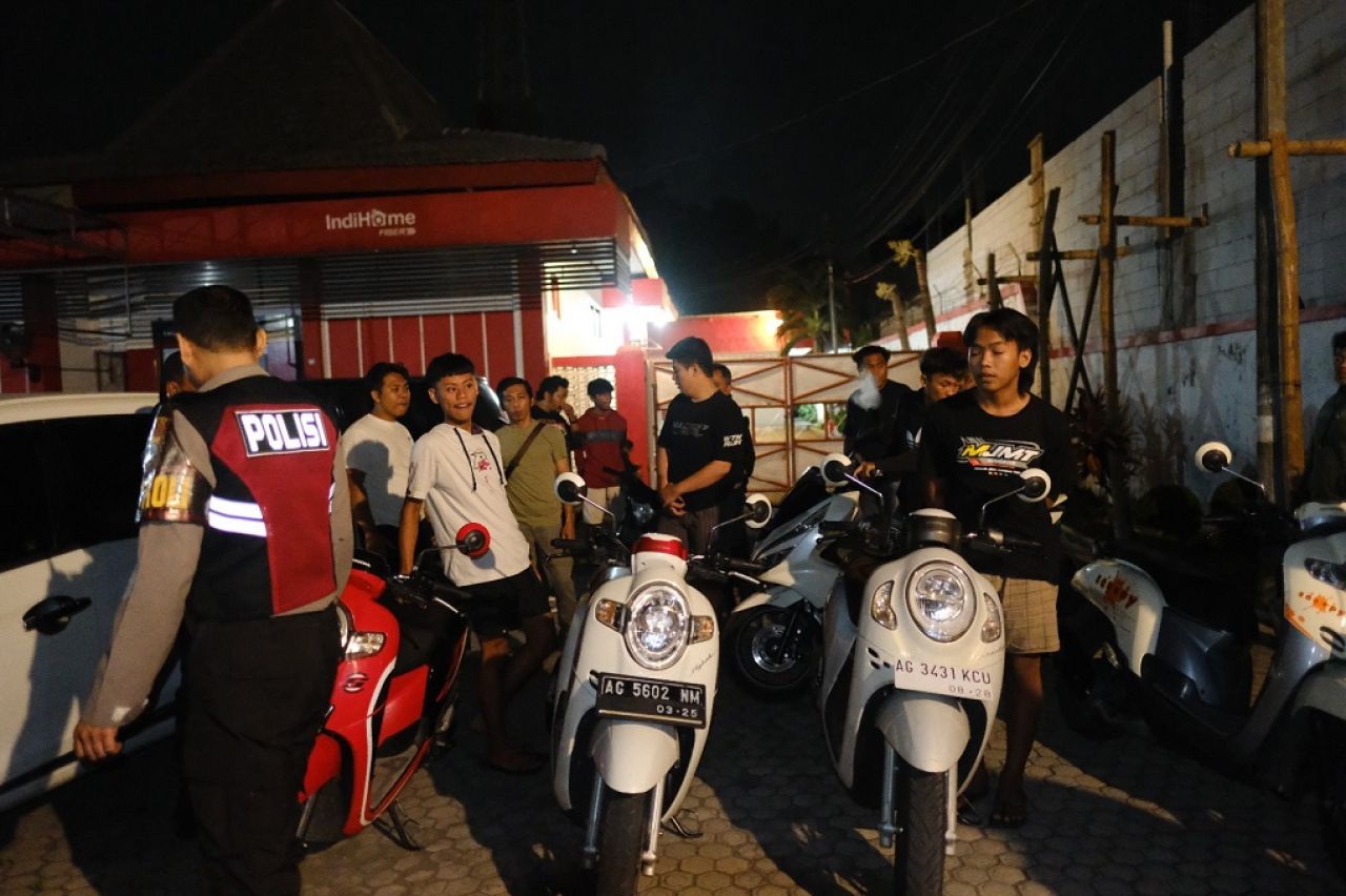 Belasan remaja diamankan Petugas dan barang bukti. SP/Lestariono