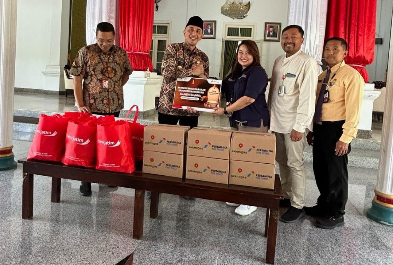 PJ Bupati saat menerima paket sembako dari SKK migas
