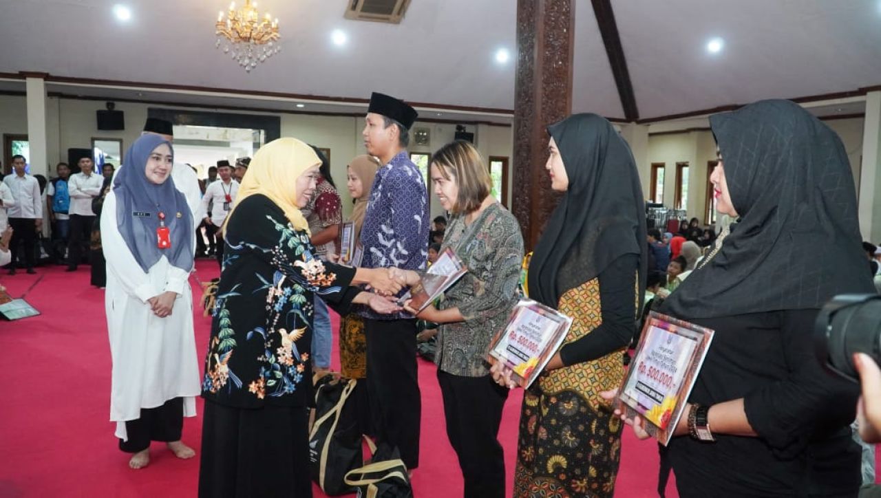 Khofifah Indar Parawansa saat menyerahkan bantuan di Lamongan. SP/MUHAJIRIN