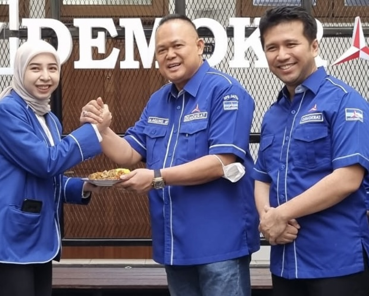Agung Mulyono (tengah) Bendahara DPD Partai DEmokrat Jatim