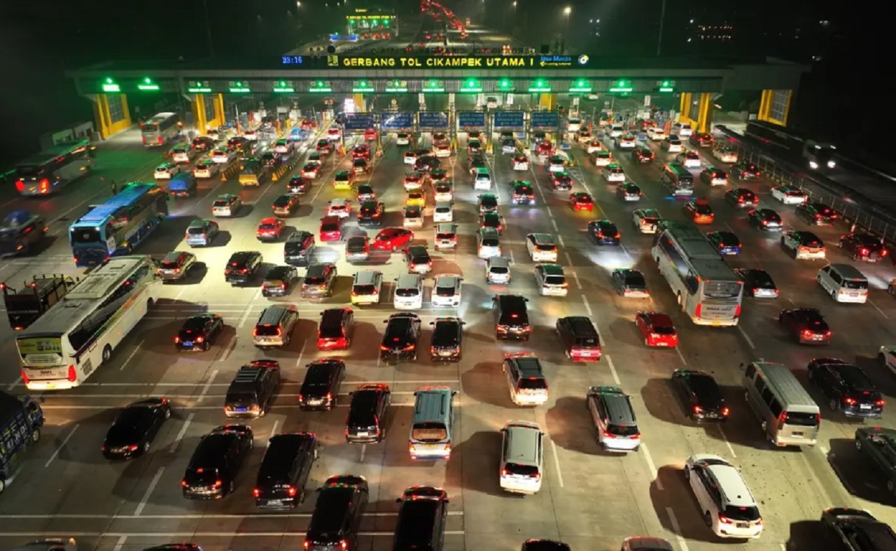 Rekayasa lalu lintas satu arah atau one way di Km 72 Cikampek (Jalan Tol Cipali) hingga Km 414 Gerbang Tol (GT) Kalikangkung Jalan Tol Batang-Semarang akan terus dilanjutkan pada hari pertama cuti bersama Lebaran. SP/ Dok Jasa Marga