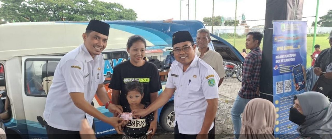 Kepala Dispenduk Capil kabupaten Pasuruan, Tectona Jati saat berbagi takjil bersama warga. SP/Hikmah