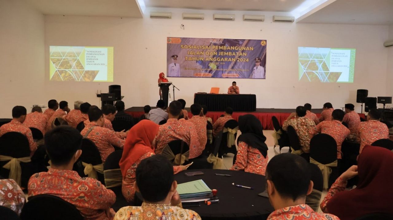 Bupati Mojokerto Ikfina di acara sosialisasi tahap dua pembangunan jalan dan jembatan tahun anggaran 2024. SP/Dwy AS