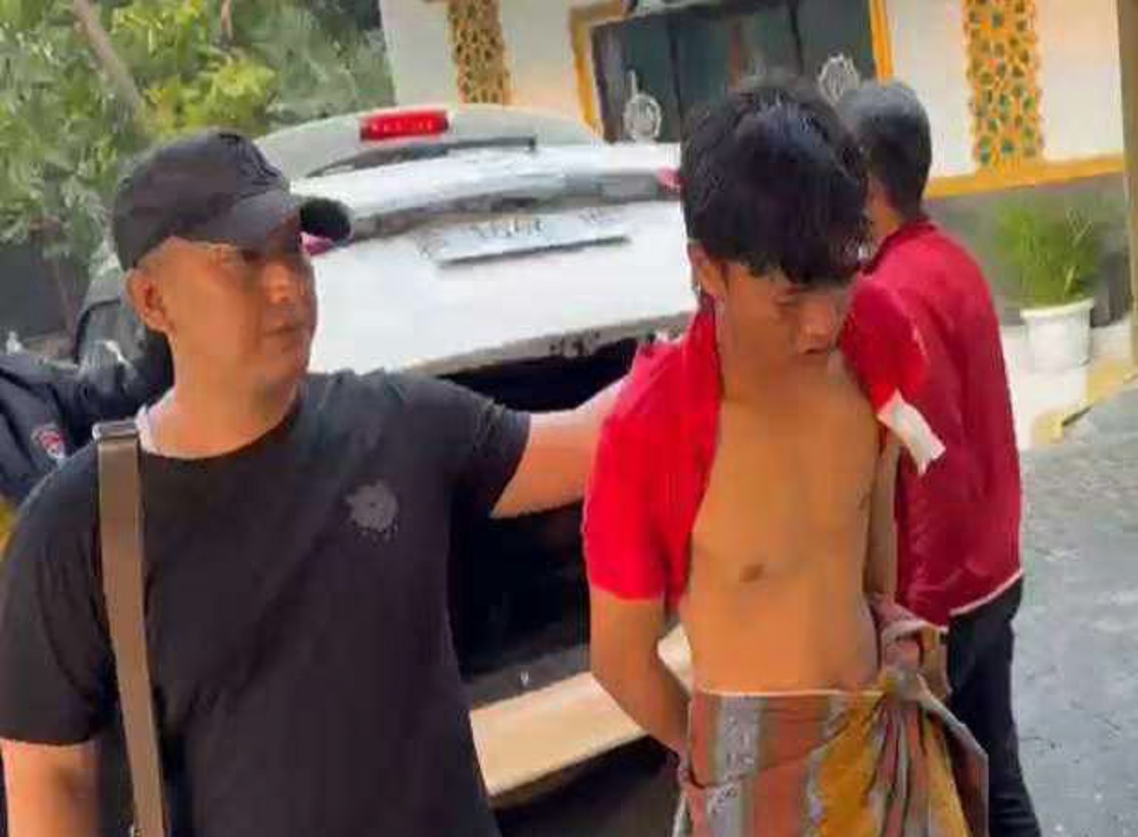 Ipda Aan Dwi Satrio Yudho saat mengkeler bandit curanmor di Semolowaru, Jumat (29/03/2024). SP/ SBY