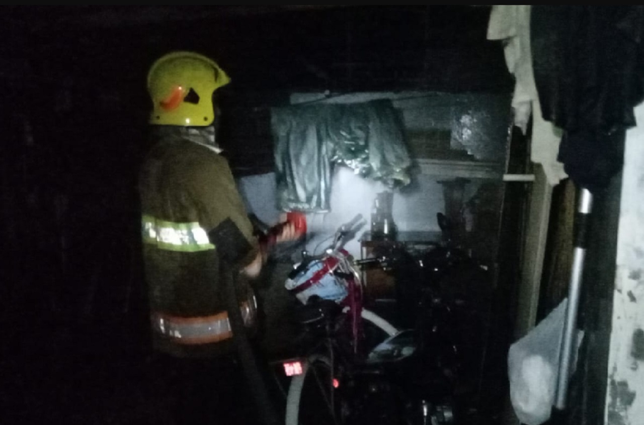 Petugas memadamkan sebuah rumah di Dusun Cangkring, Desa Titik, Kecamatan Semen, Kabupaten Kediri terbakar pada Senin (11/03/2024). SP/ Damkar Kediri