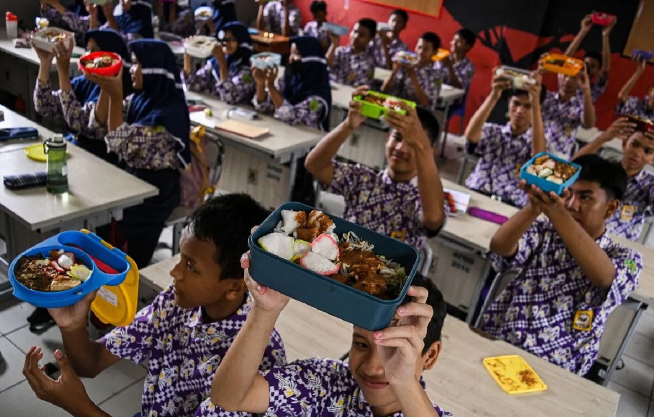 Sejumlah siswa menunjukkan makanan gratis saat simulasi. P2G menegaskan akan menolak anggaran makan siang gratis diambil dari dana BOS. Sulthony Hasanuddin/ Antara Foto