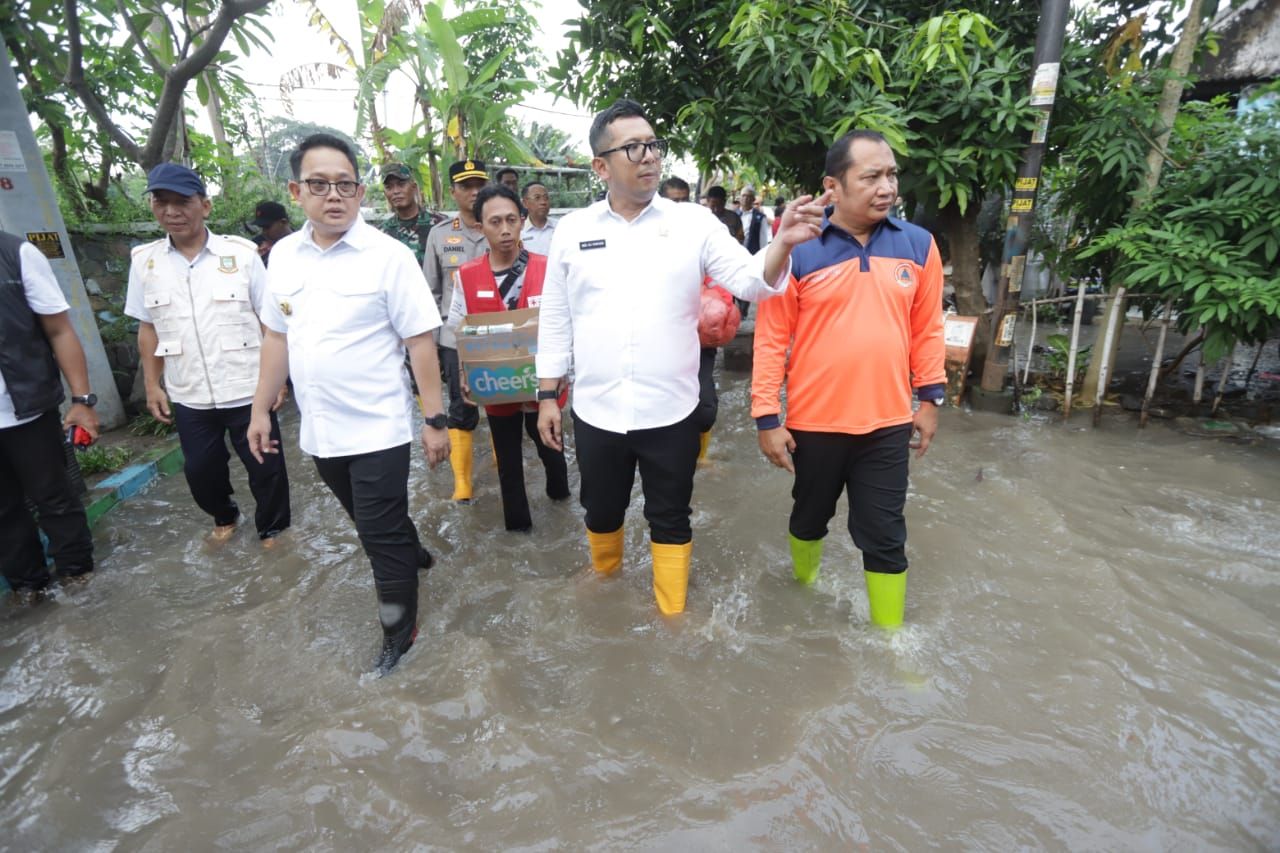 Pj Gubernur Jatim saat meninjau banjir di Kota Mojokerto. SP/Dwy AS