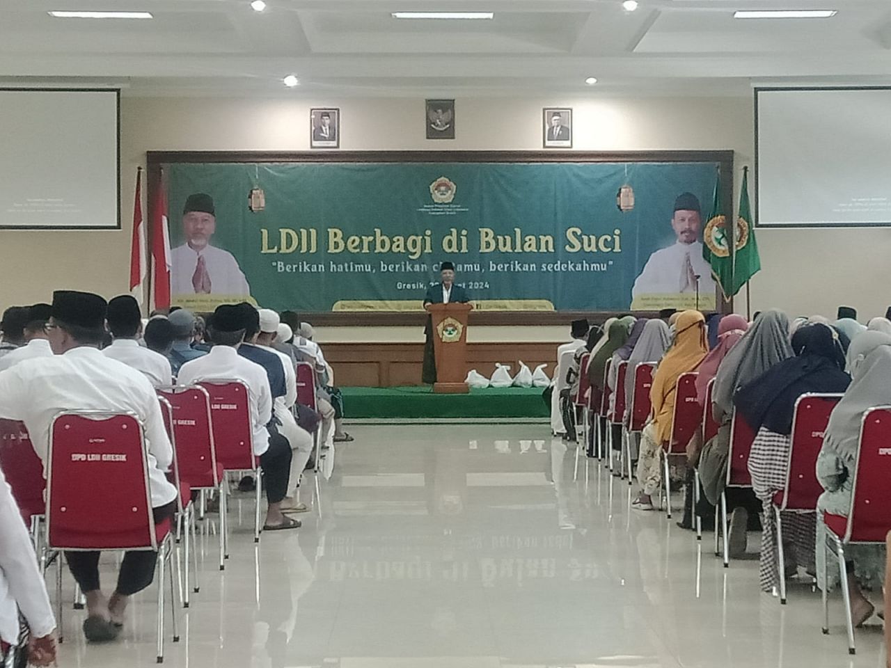 Sebelum pembagian paket sembako digelar kegiatan seremonial di aula kantor DPD LDII Kabupaten Gresik. SP/Grs