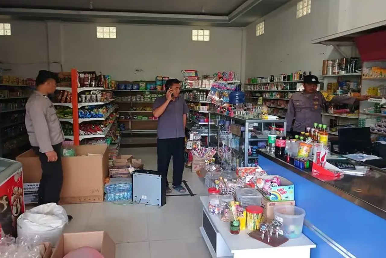 Petugas kepolisian Polsek Sawoo saat melakukan olah TKP di lokasi kejadian. SP/ Istimewa