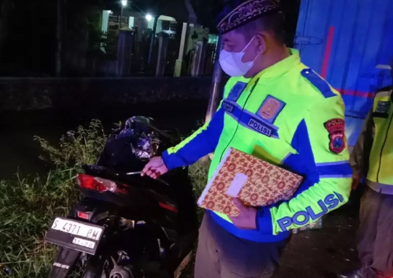 Petugas Satlantas Polres Jombang menujukkan kendaraan terlibat kecelakaan lalu lintas. SP/ Dok Polres/SJP