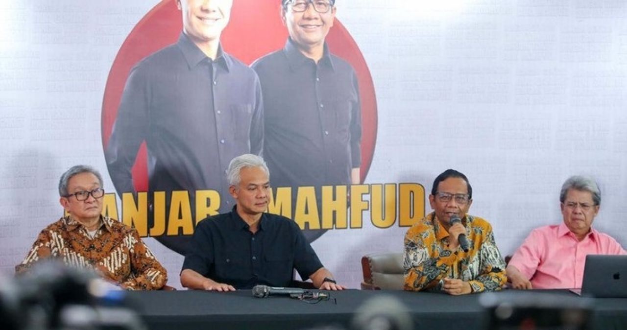 Ganjar Pranowo, Mahfud MD dan Todung Mulya Lubis saat berbicara akan mengajukan gugatan hasil pemilu 2024 ke Mahkamah Konstitusi, Kamis (21/3/2024).