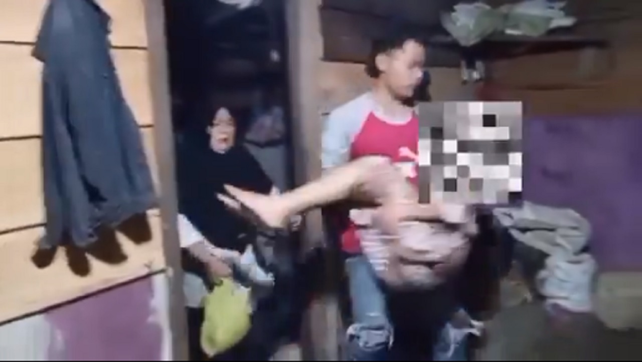 Tangkapan layar siswi SMP berinisal NA (15) usai ditemukan dengan keadaan lemas di sebuah gubuk area perkebunan Kopi, Lampung Utara oleh pihak kepolisian setempat. SP/ LMP