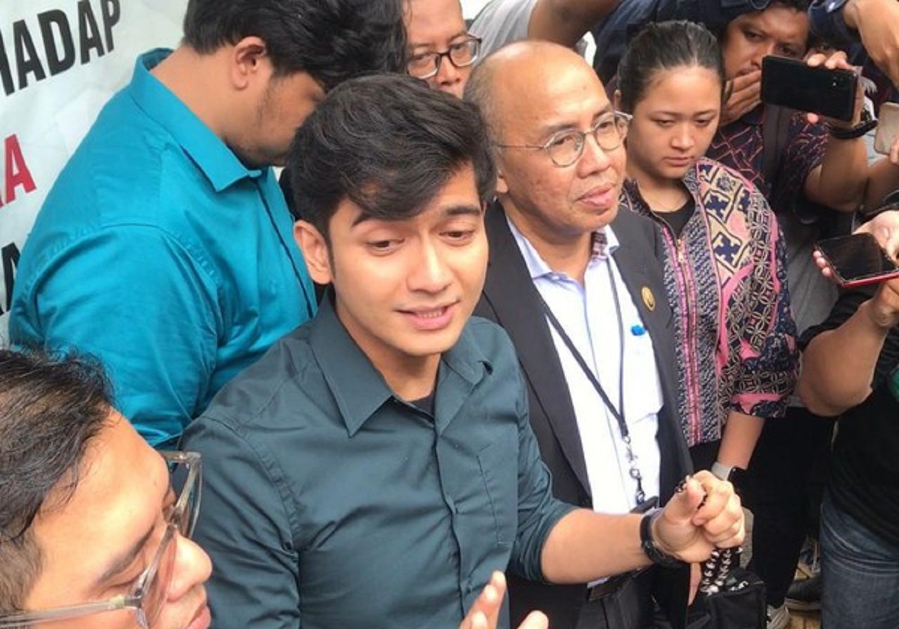 Teuku Ryan usai menjalani sidang mediasi kedua dengan Ria Ricis di Pengadilan Agama Jakarta Selatan. SP/ JKT