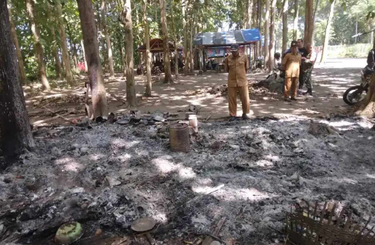 Penampakan Warung di Bendungan Serut Blitar yang terbakar. SP/ BLT