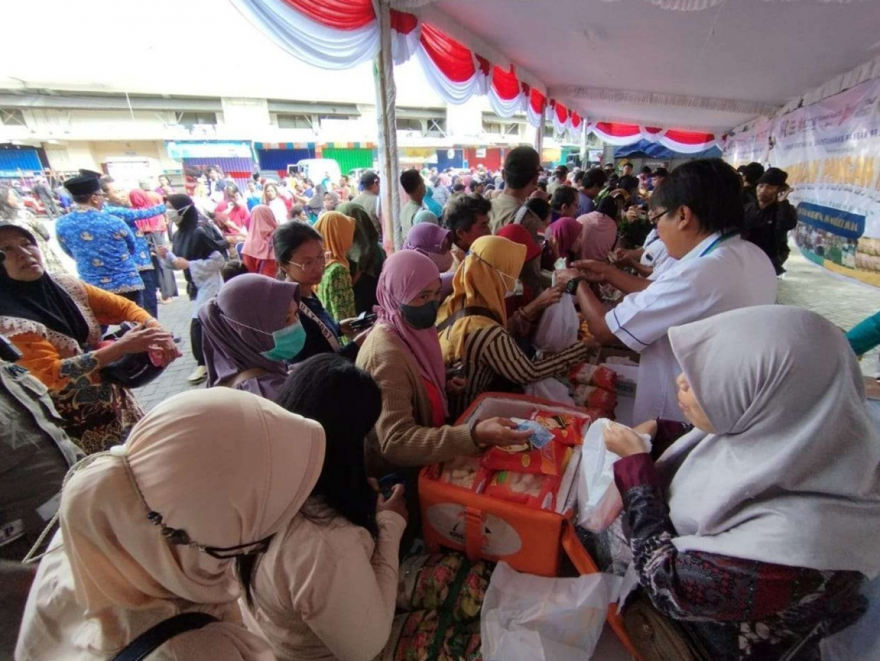 Kegiatan Gerakan Pangan Murah di halaman parkir sisi tenggara Stadion Wilis Kota Madiun, Senin (18/3). SP/JATI