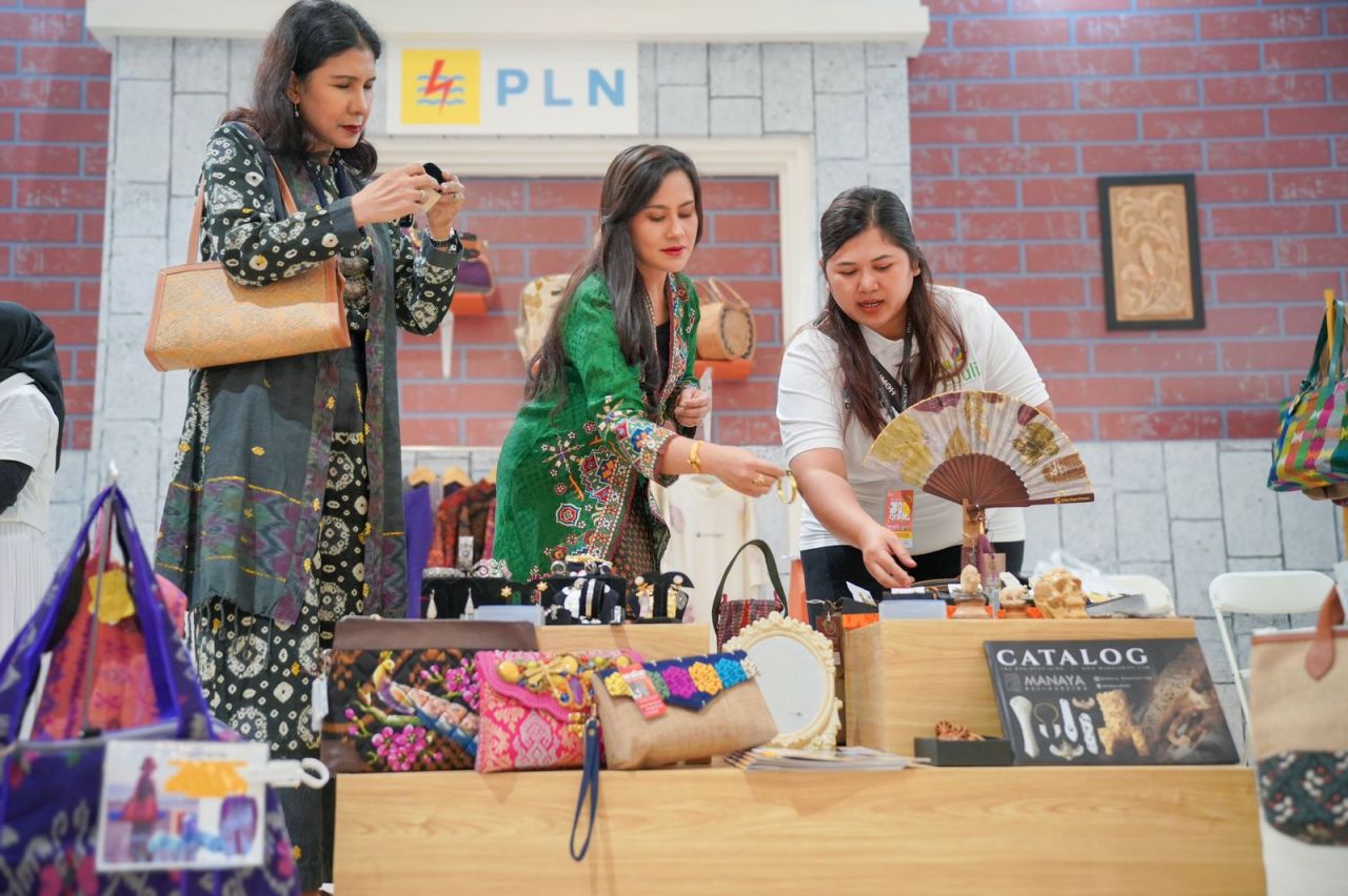 Ketum PIKK PLN Diny Darmawan Prasodjo (tengah) saat mencoba produk dari salah satu UKM binaan PLN pada INACRAFT 2024 di Jakarta Convention Center (JCC), Rabu (28/2/2024). Foto/Humas PLN