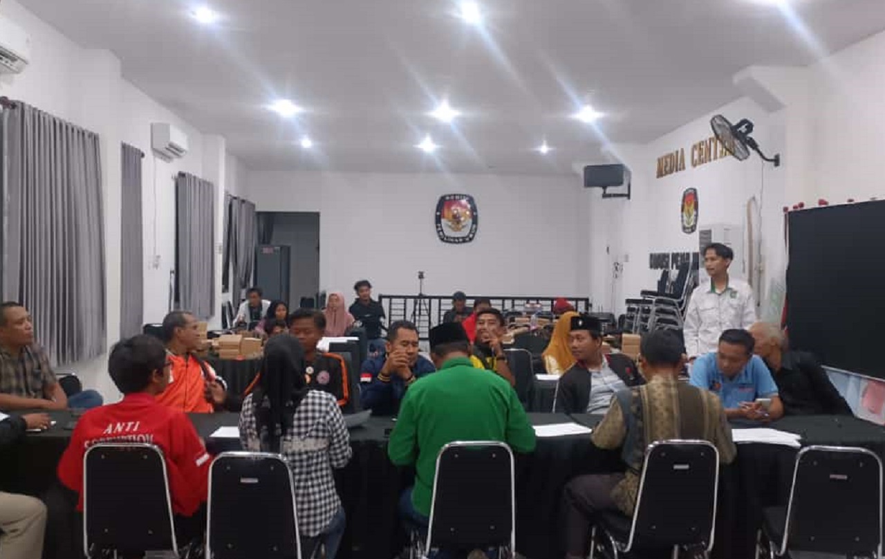 Para saksi dari partai politik saat mulai menandatangani hasil rekapitulasi perolehan suara dalam pemilu 2024 di KPU Lamongan. SP/IST